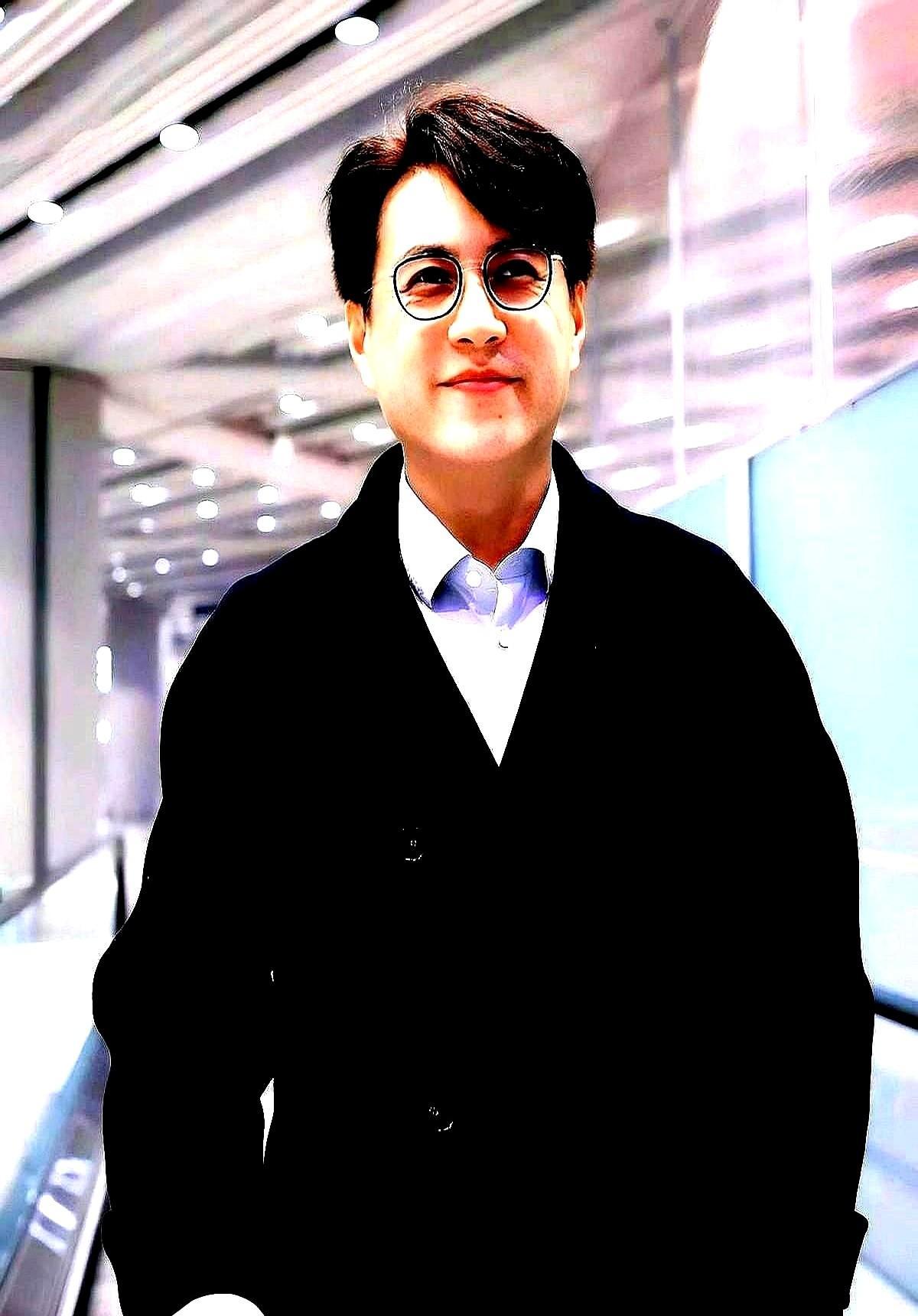 靳东不拍500万一集的剧，跑去演话剧，每天两小时热身，一场不NG。
观众两千人，