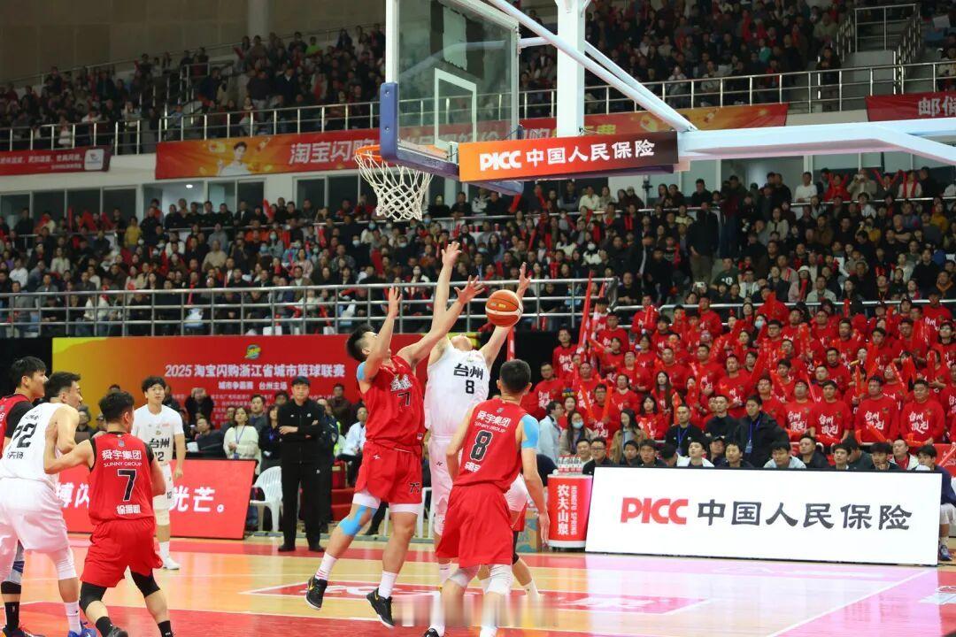 浙BA余姚队虽憾负拼搏底色超耀眼 12月19日，浙BA城市争霸赛中，余姚队客场以