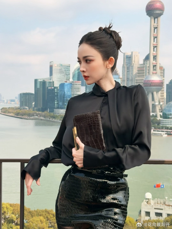 李昀锐娜扎养眼组合娜扎活动生图都能打✨，冷白皮真的自带滤镜啊，我的壁纸又有了！ 