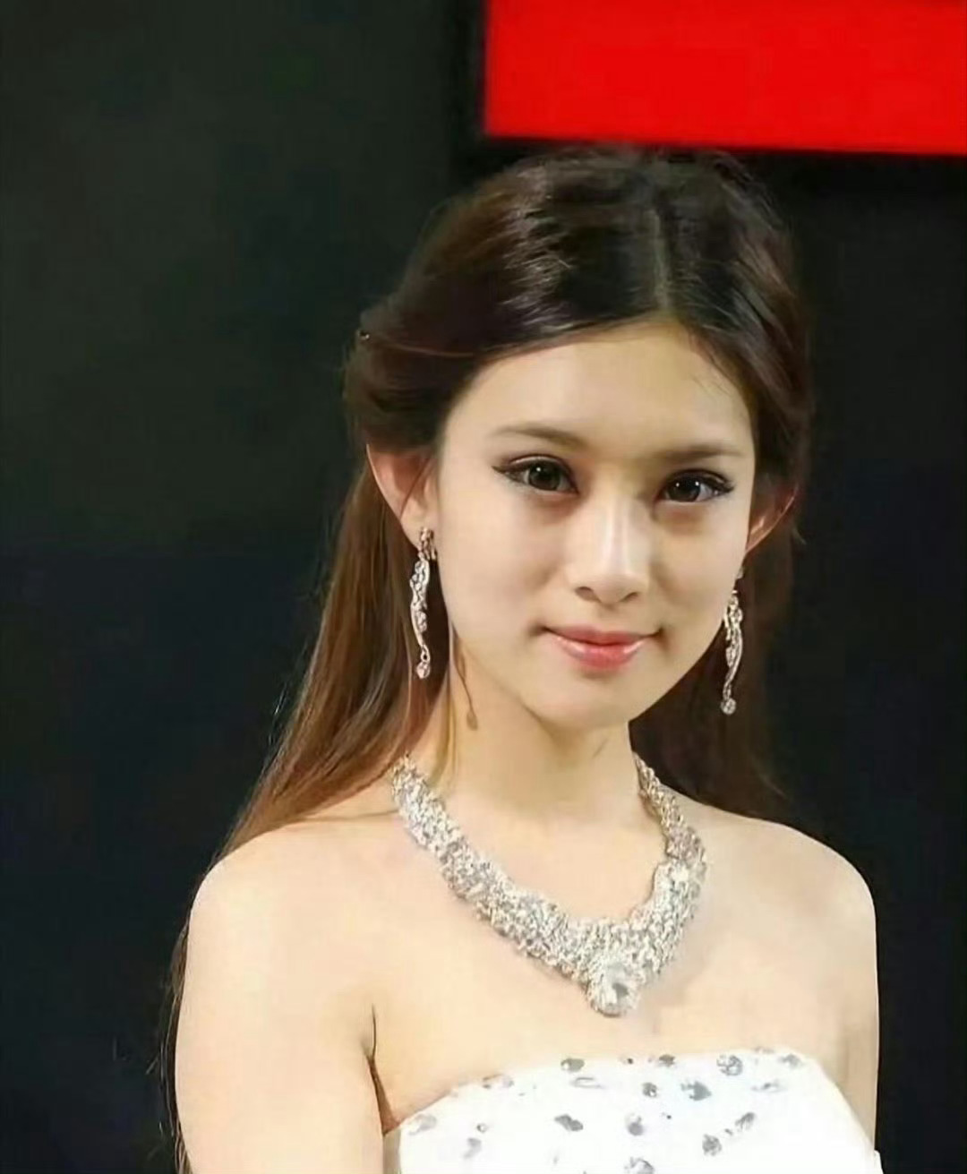 早期孟子义长这样？你们能认出来吗 何与拍大婚戏害羞到不敢看孟子义 