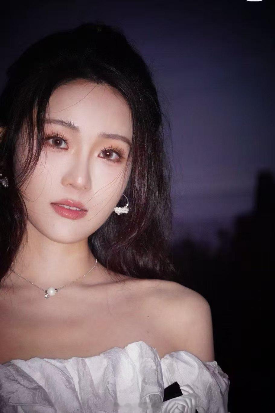 凯丽女儿张可盈回应网友高要求前阵子《老舅》里她演的律师郭小雪很不错，法庭那场戏太