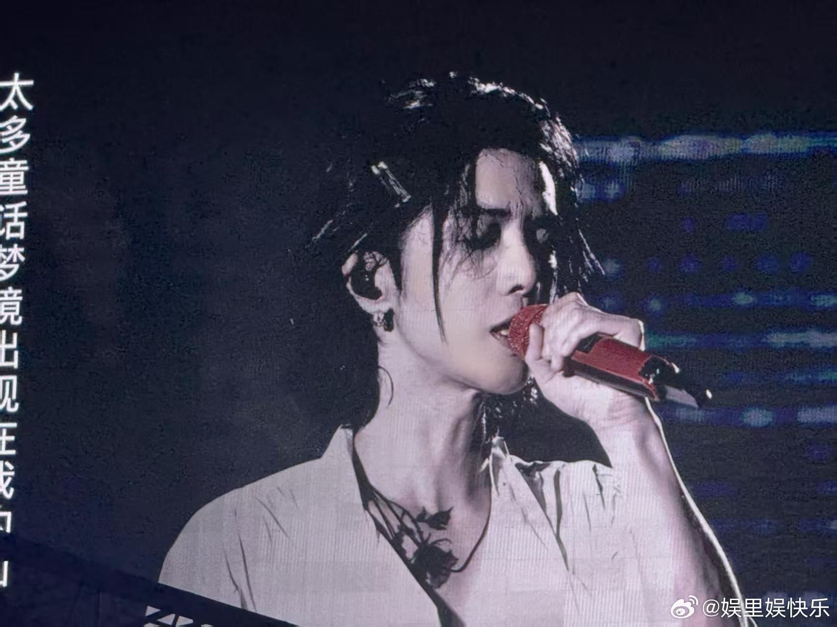 华晨宇新舞美几何美学世界舞美渲染图惊艳亮相，硬朗几何结构与柔美的自然环境碰撞，营