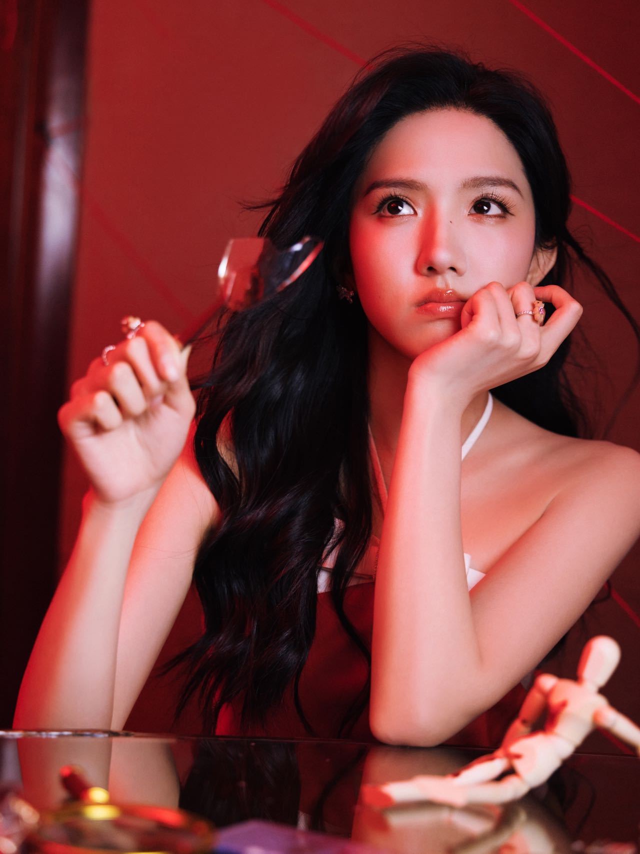 苏晓彤的红裙造型很曼妙 今日现身新剧《御赐小仵作2》宣传活动，一身红裙造型是真的