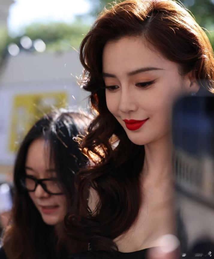 angelababy复古卷发angelababy赫本风黑裙 姐的头发丝都美到发光