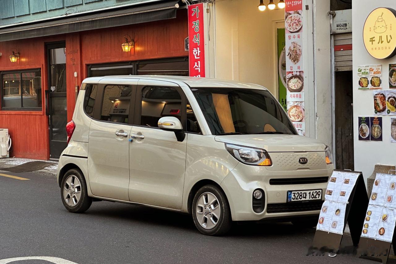 首尔街头的起亚RAY，一款各项指标非常接近日系Kei-car的城市小车，左右非对