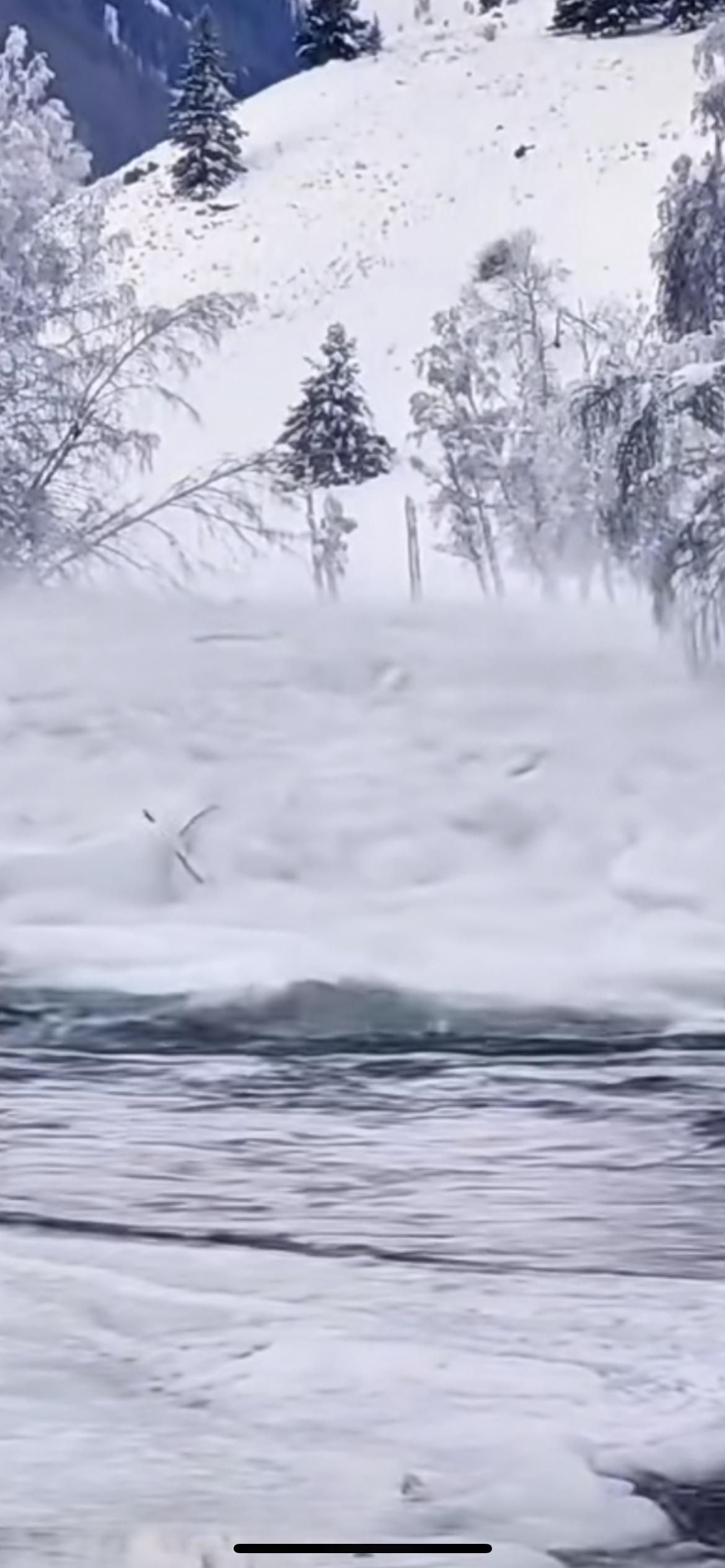 游客在哈纳斯河下河道拍照遇到罕见凌汛，幸亏发现及时撤回岸上，速度慢点后果不堪设想
