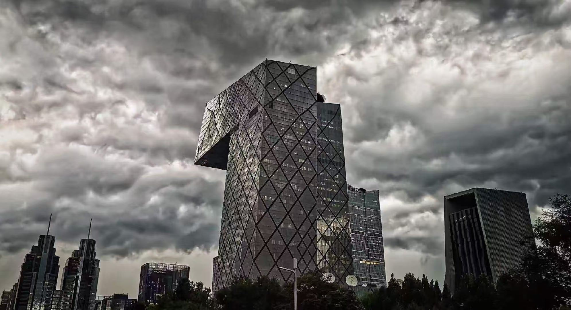 大雨将至，帝都这是乌云密布呀。 