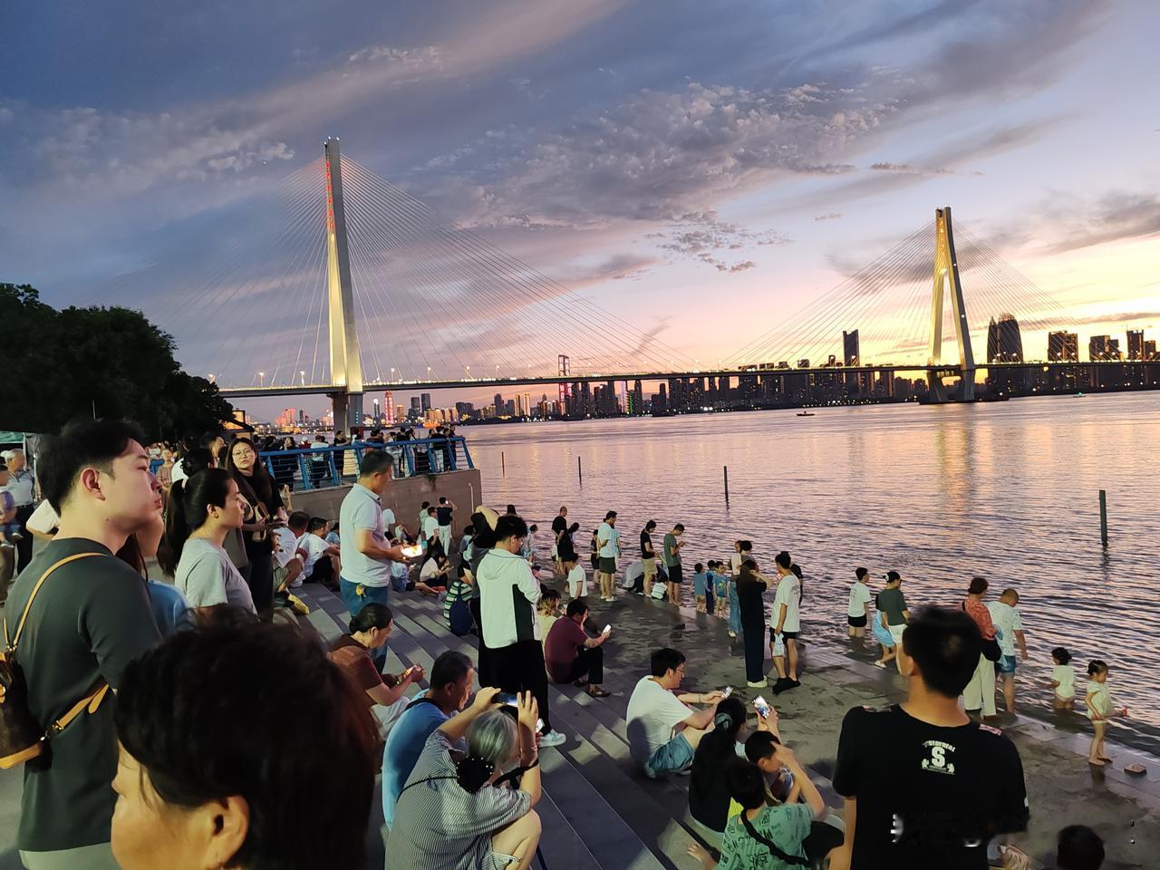 我的今日状态：😁轻松愉快
我这里的天气：☀️晴天 28～37度！天气炎热，注意