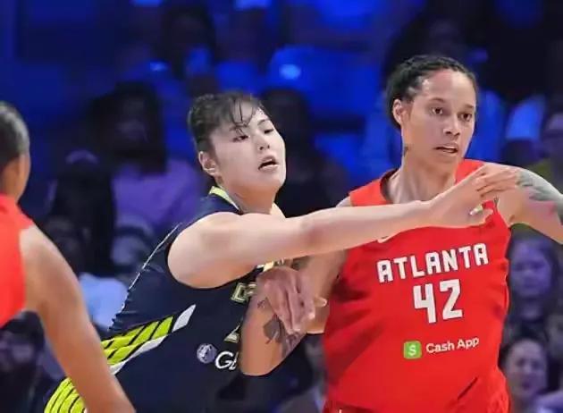 看完李月汝今天表现，毫不夸张地说，张子宇根本不适合WNBA。张子宇一个打球，还得