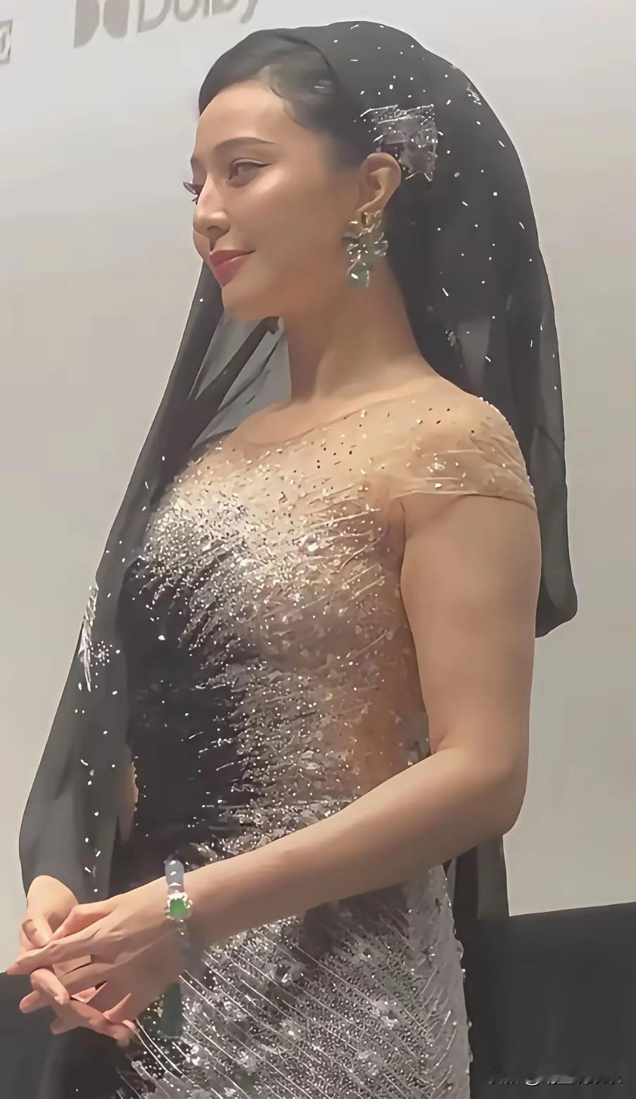 “红气养人”这句话真是一点没错，
不红的她身材也走样了，脸蛋也没有从前那般惊艳了