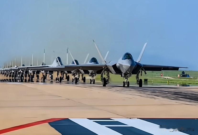 战鹰列阵贺新年，大象漫步展雄风。
中国空军向“世界人民”拜年！