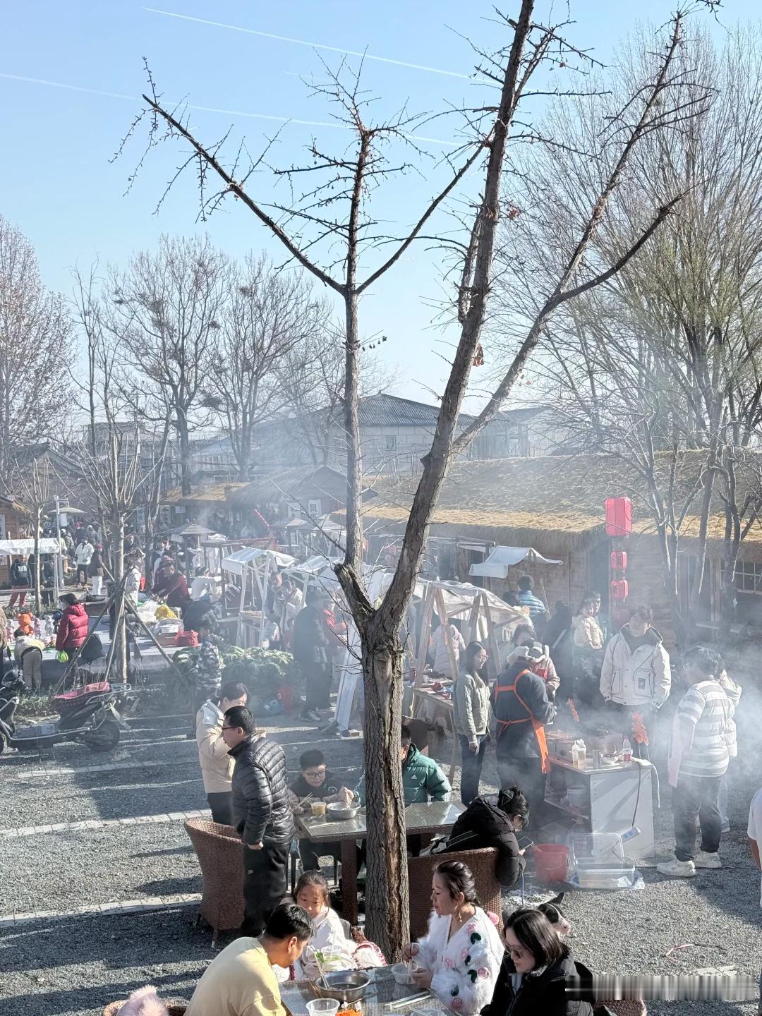 京郊慢生活，周末逛大理
位于昌平的辛庄村，市集比以前大了很多，人也多了很多
吃喝