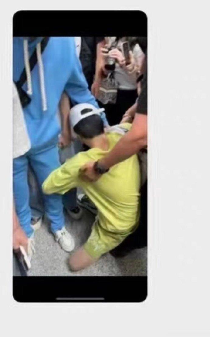 #苏新皓被挤倒了##苏新皓机场摔倒了# ​​​苏新皓被挤倒了 ​​​