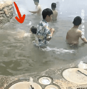 泳池这一幕看完特别触动，很多大人都反应不过来的险情，却被一个孩子出手化解了。小女