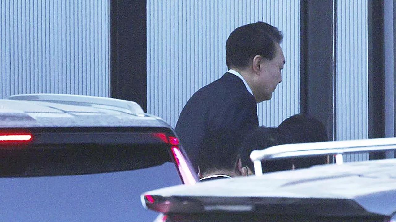 韩联社报道，韩国前总统尹锡悦带头发动内乱案二审10月29日开庭审理，尹锡悦被求处