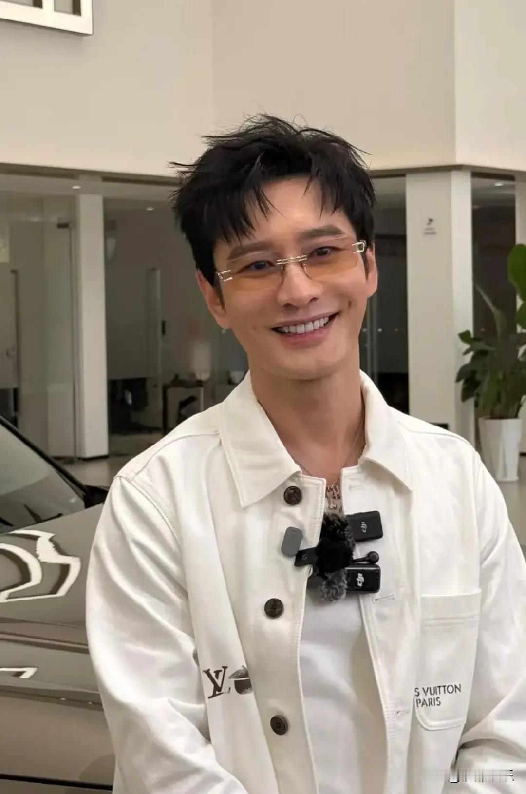 50岁黄晓明回青岛4S店全款提豪车，被阿姨粉包围！



7月27日，有网友在青