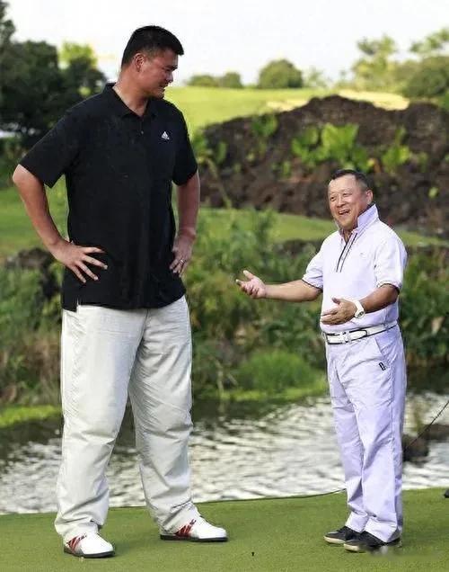 左图是很多年前，中国男篮和中国男足的合影。
右图是未来很多年，中国男篮和中国男足
