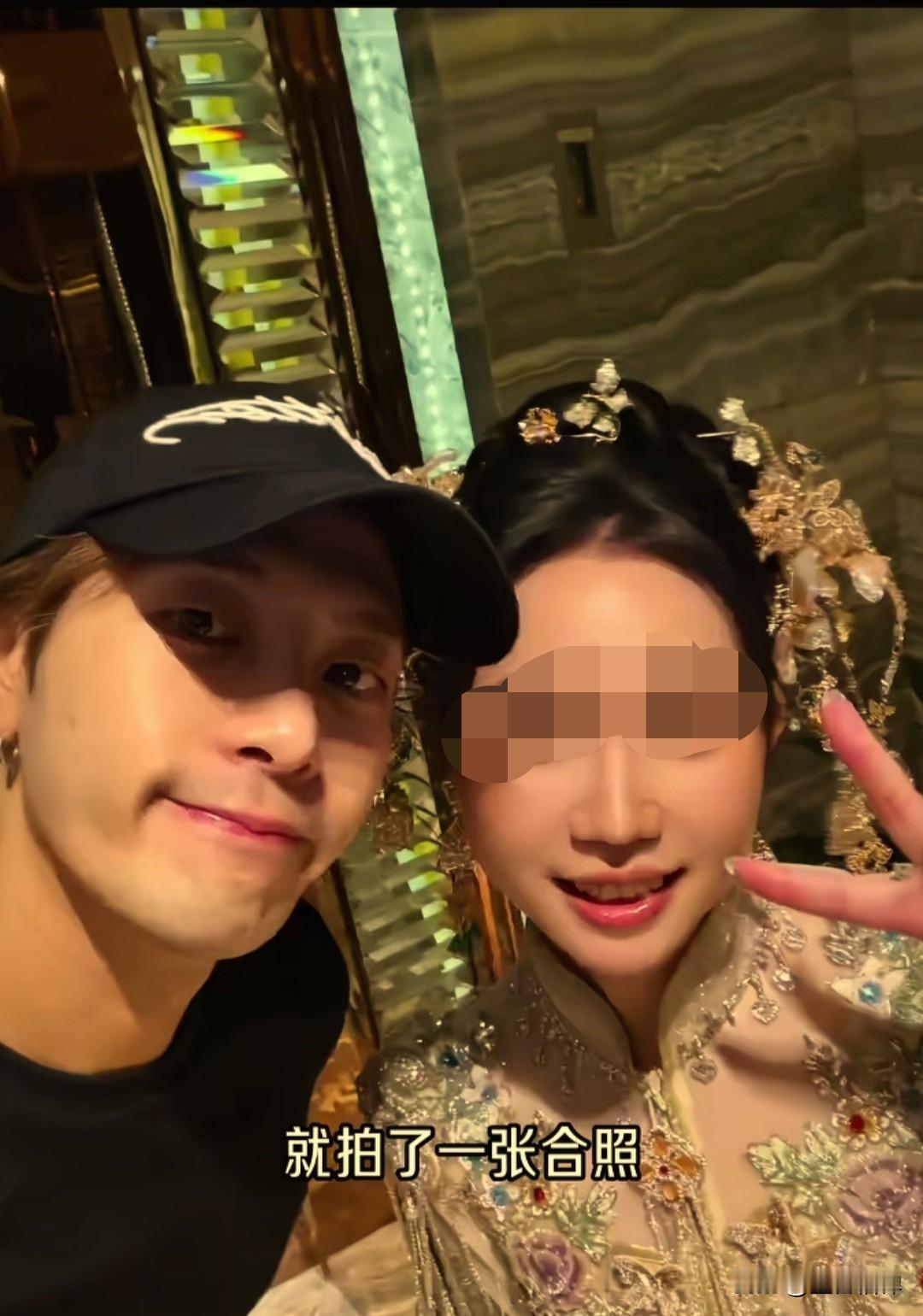 近日在海南海口市一家酒店，新娘和伴娘偶遇明星王嘉尔，她们也是王嘉尔的粉丝，想去合