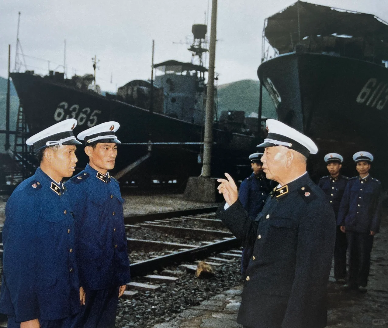 1986年10月视察海军某船坞设施