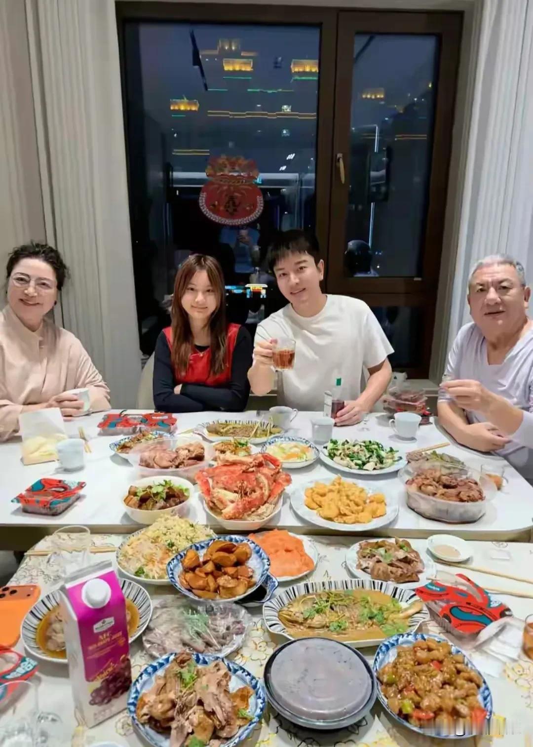 贾乃亮晒全家福过年，13岁甜馨“复制粘贴”式长大，一细节看出离异家庭最好的模样