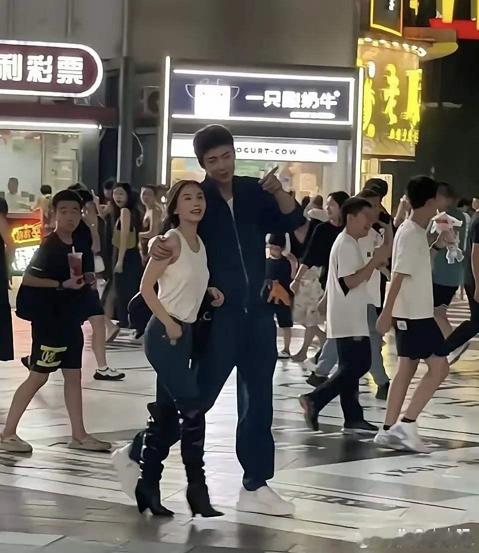 王子文旁边的人是刘宇宁吗，他俩这身高差确实大点 ​​​