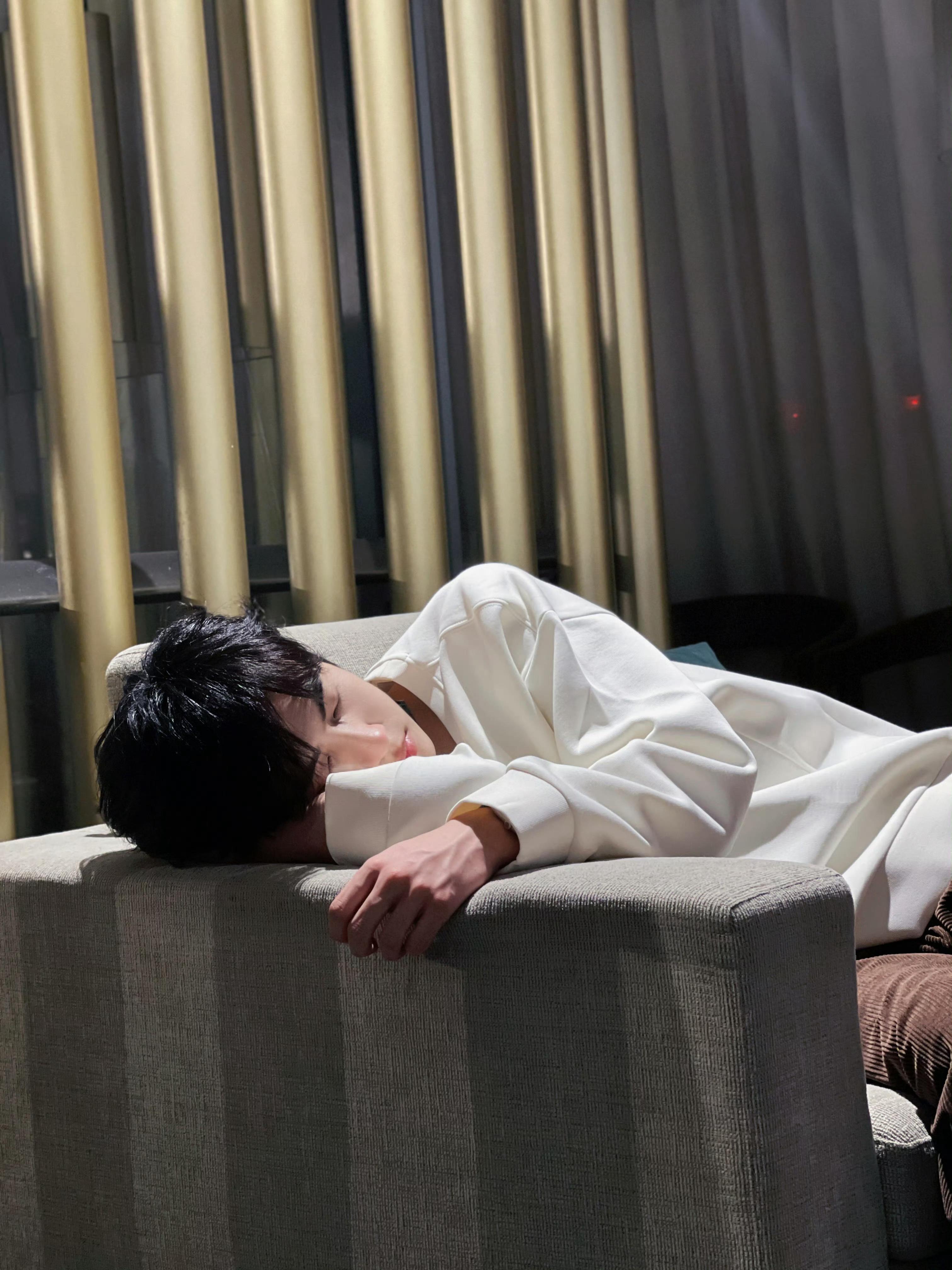 老师们捡手机配图已生成🥺 