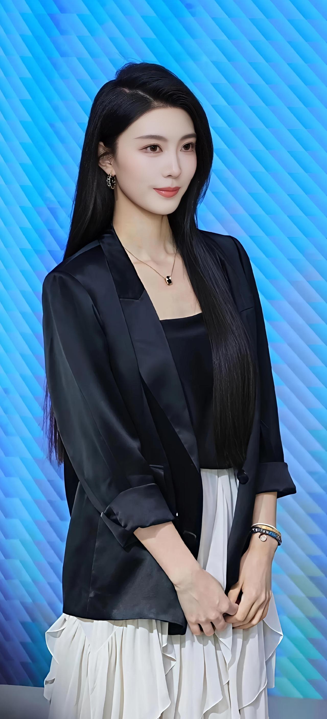 随拍记录生活:车展现场实拍记录车展上的高颜值美女车模  车模谁最有气质  车模兰