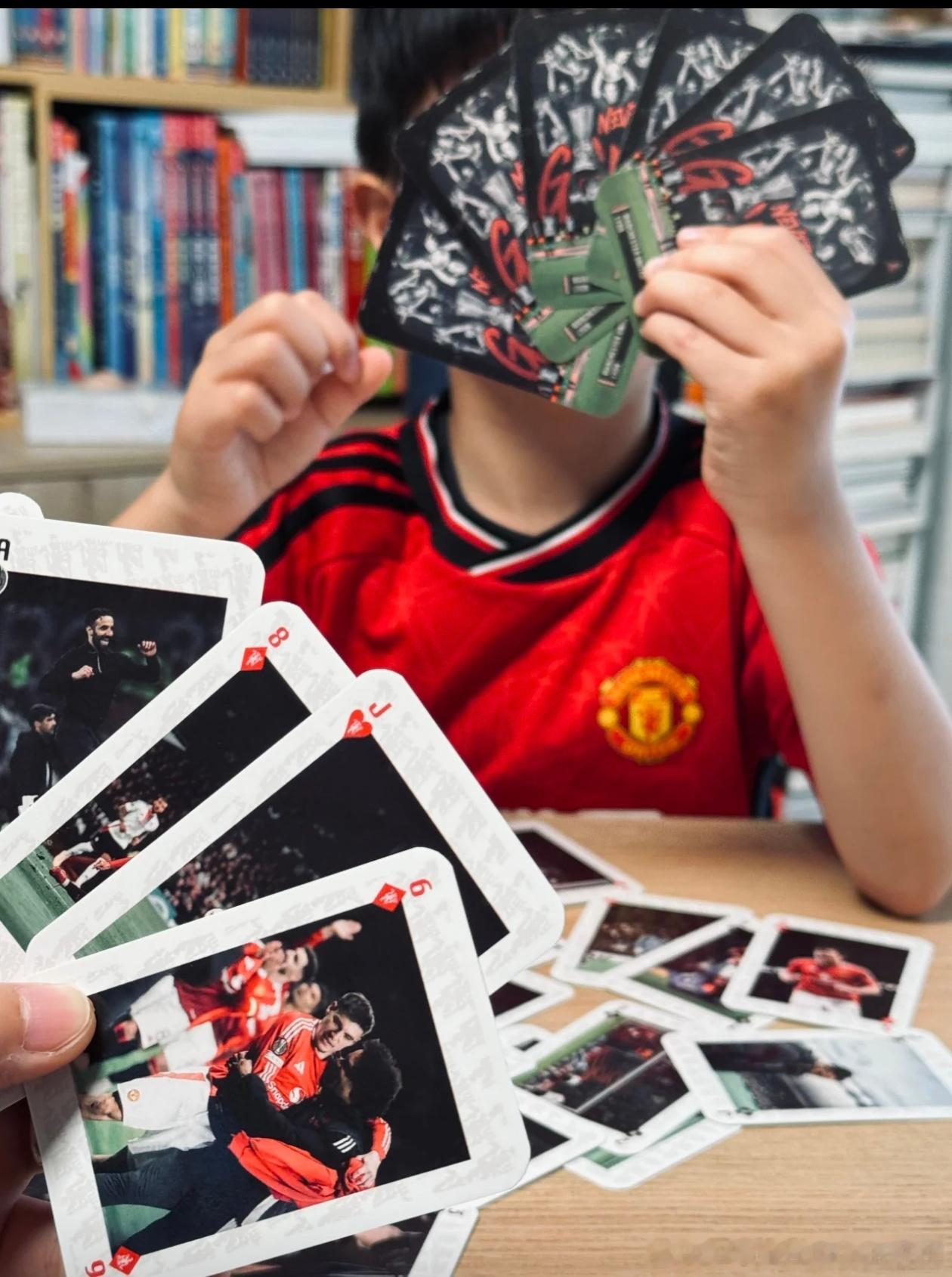 赢球这么高兴当然是要抽奖了，拉了的赞助，抽一盒曼联扑克，中午12点开奖。不知道这