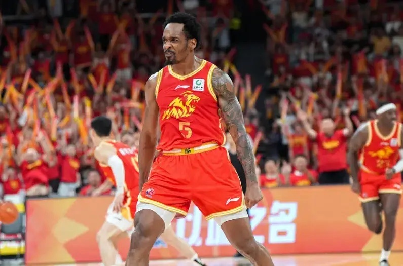 CBA大变天，两大疯狂交易产生，爆料广东队捡漏第一大前锋CBA休赛期变化非常大，