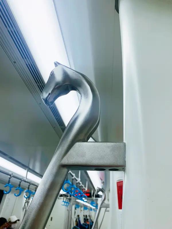 1月网上流传一段男子在西安地铁车厢内牵马的视频。视频里站点提示牌有“下一站三里”