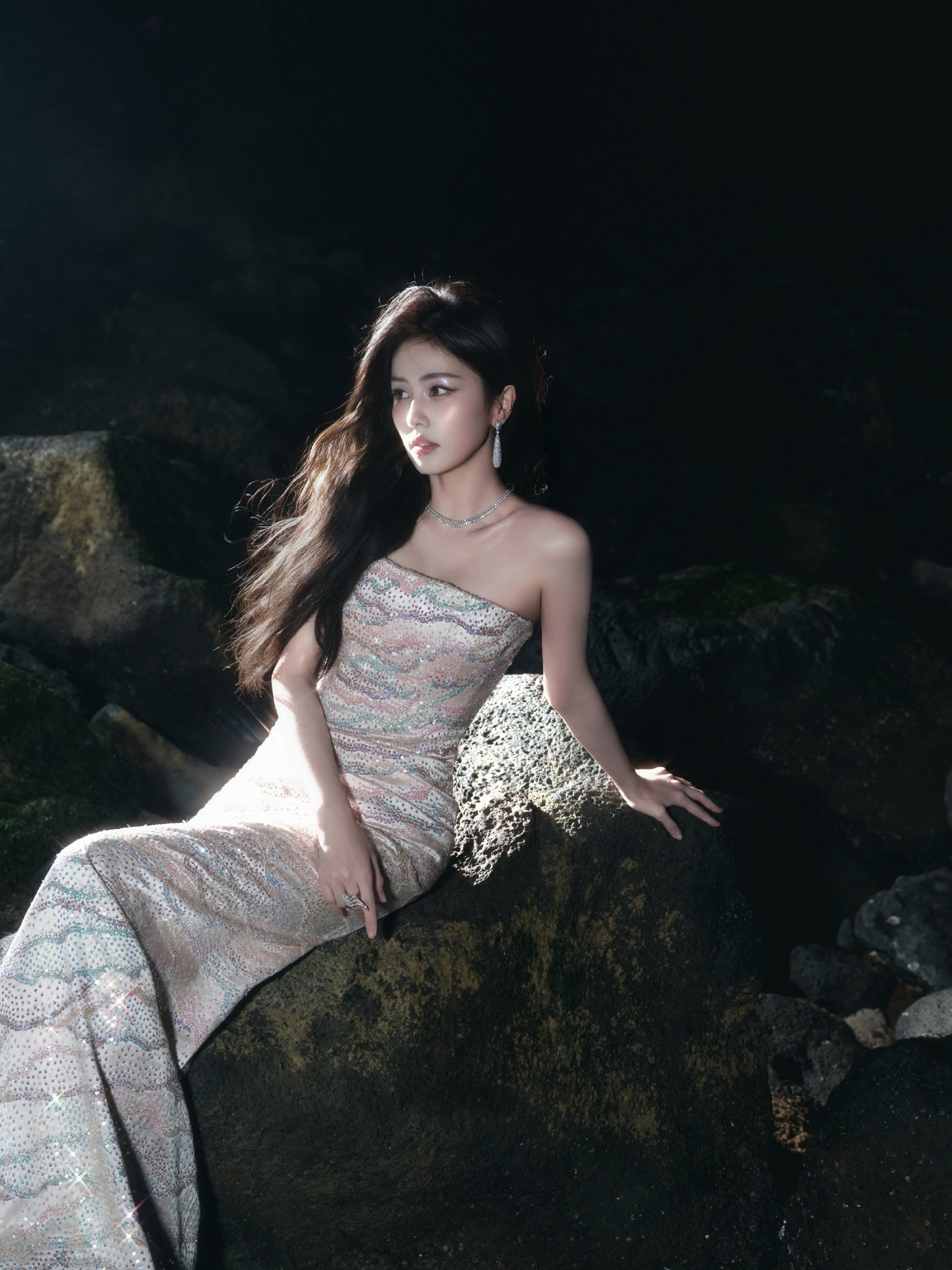 白鹿星光大赏第三套出图！幽深静谧的夜海，白鹿演绎清冷柔和的银辉，悠扬空灵，圣洁神