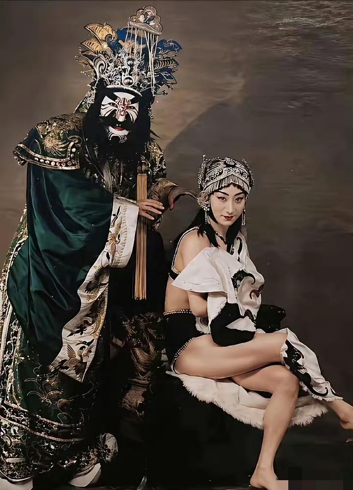 1929年的天津，一张尘封近百年的京剧剧照，真的太惊艳了
 
周信芳饰演的纣王，
