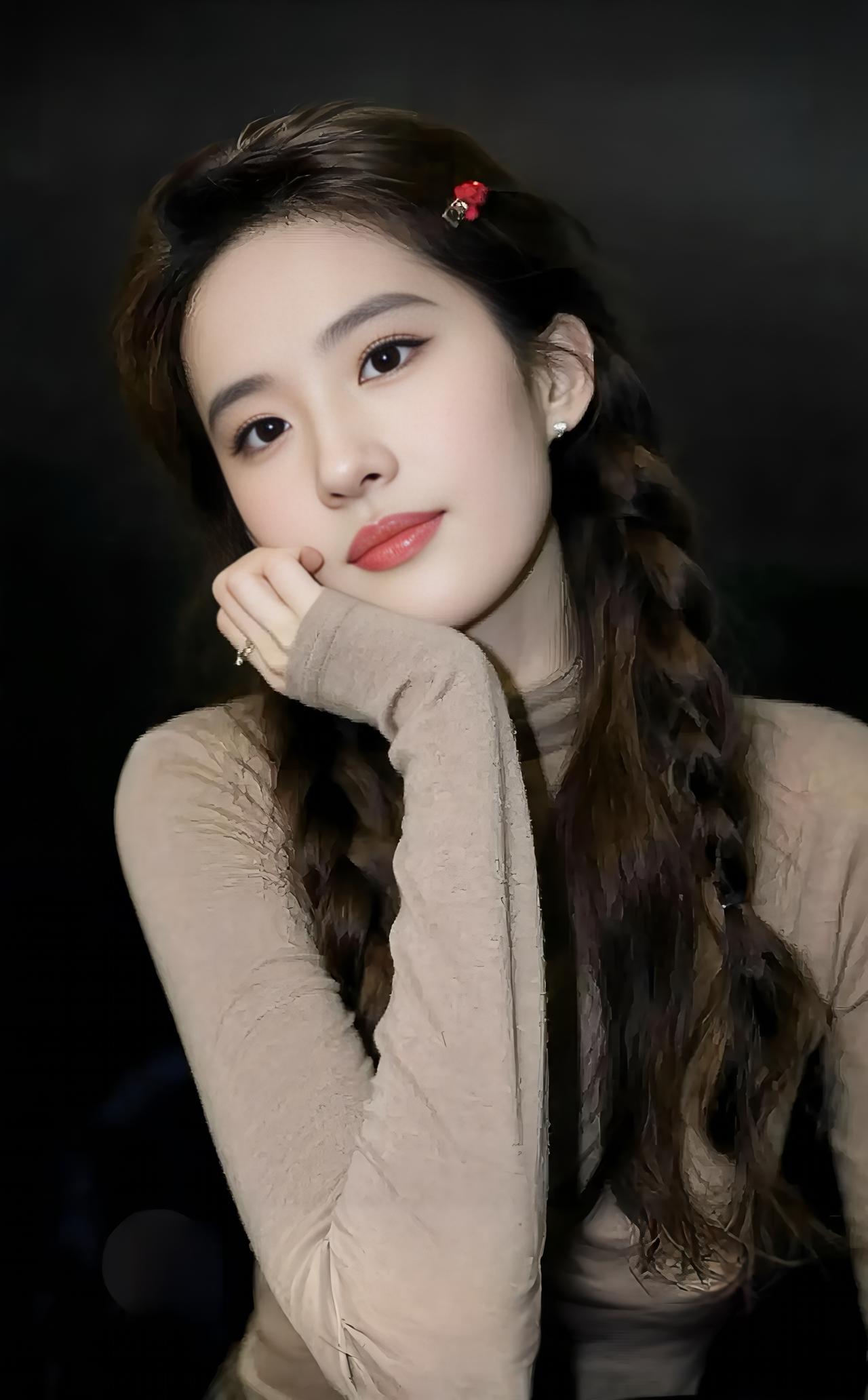 人间芳菲二月天，
人面桃花相映红。
～十六岁的花季！
美女究竟能有多美刘亦菲 多