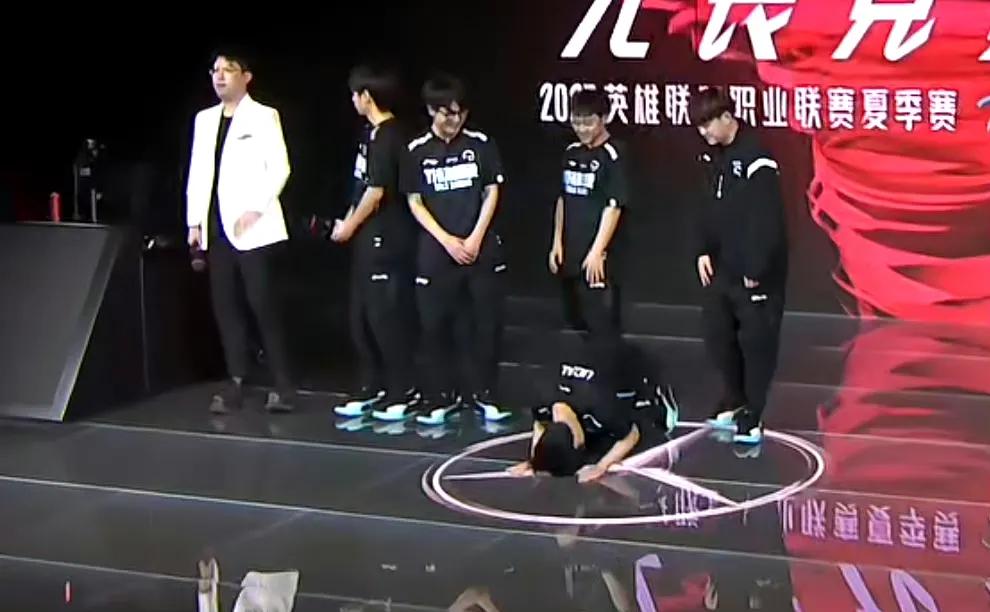 啊！韩国人？那没事了！
赛后采访的最后，台下的观众在喊“ucal加油”，ucal