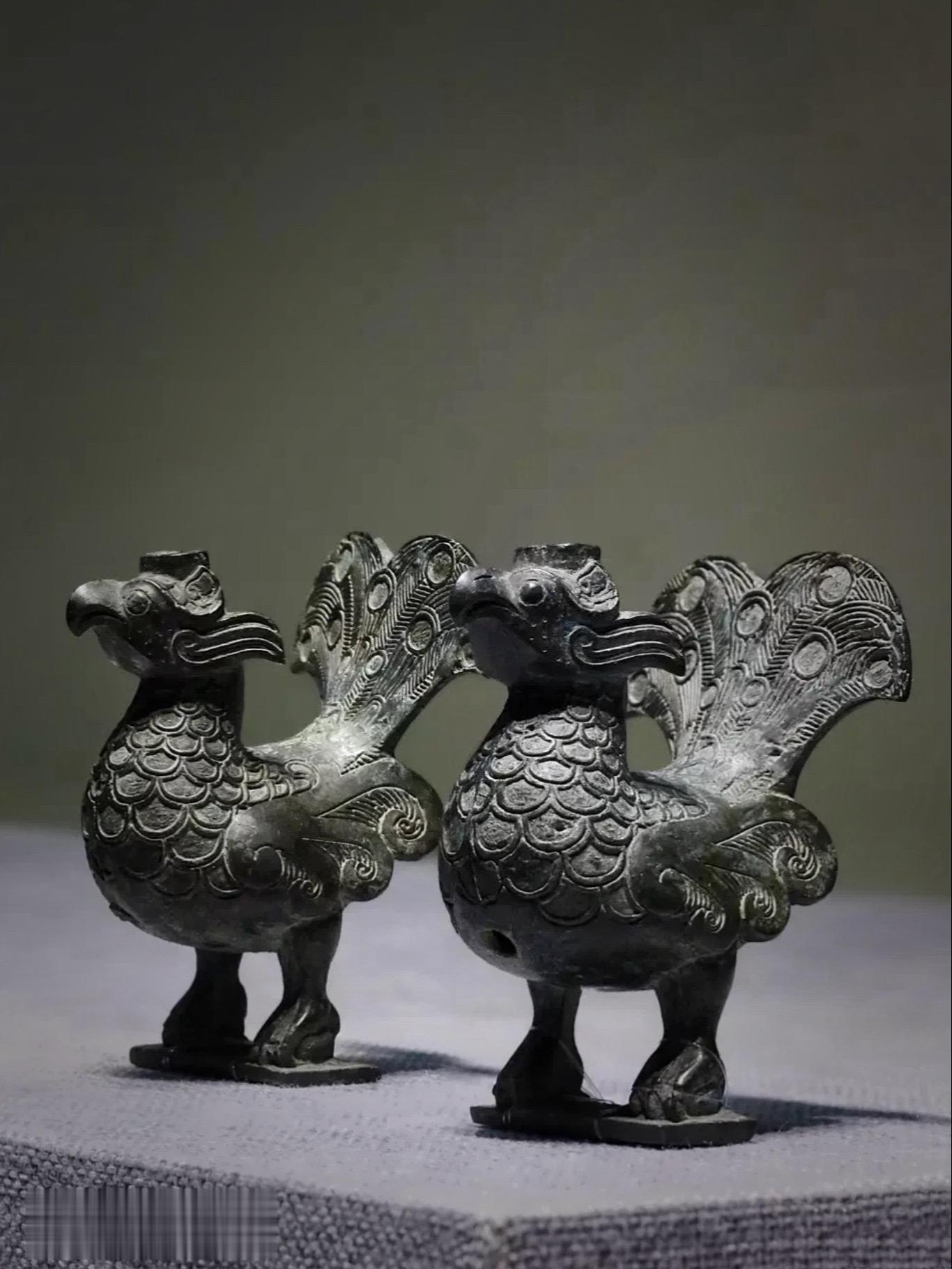 战国·铜孔雀饰。越鸟青春好颜色，晴轩入户看呫衣
一身金翠画不得，万里山川来者稀
——唐· 李郢《孔雀》 
这对铜孔雀饰长6.2厘米，高9厘米，羽宽6.5厘米，平山县岗北村战国中期中山国墓群（城外一般墓葬）出土文物，河北博物院藏 
一共出土1对2件，形制大小相同
孔雀铜铸，中空，直立于一铜板上
体态丰满，圆睛尖喙，直颈挺立，后尾高高翘起，仿佛正在开屏，姿态优美
全身饰有细密的羽状纹饰，线条流畅 
此件与车构件一同出土，应该属于车上饰件
战国中山作为游牧民族的后代，非常喜欢将各种动物铸造成生活用品或明器，比如套缰绳用的四通、鹰柱铜盆、黑陶鸭形尊……