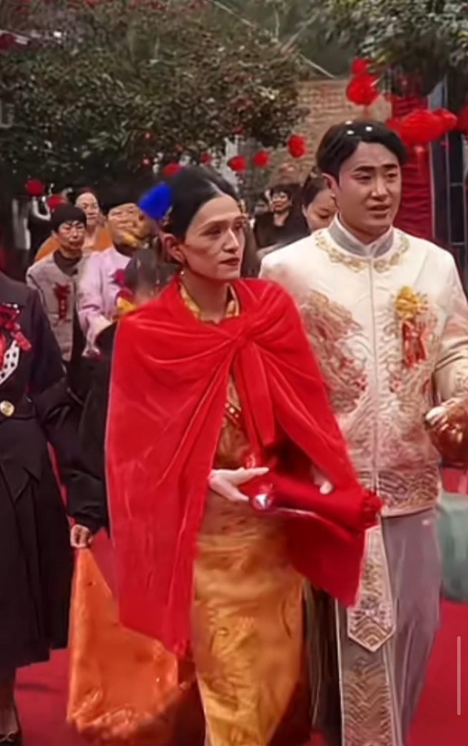 借用马伊俐的名言祝愿这对新人白头到老——
恋爱容易，婚姻不易，且行且珍惜！
但愿