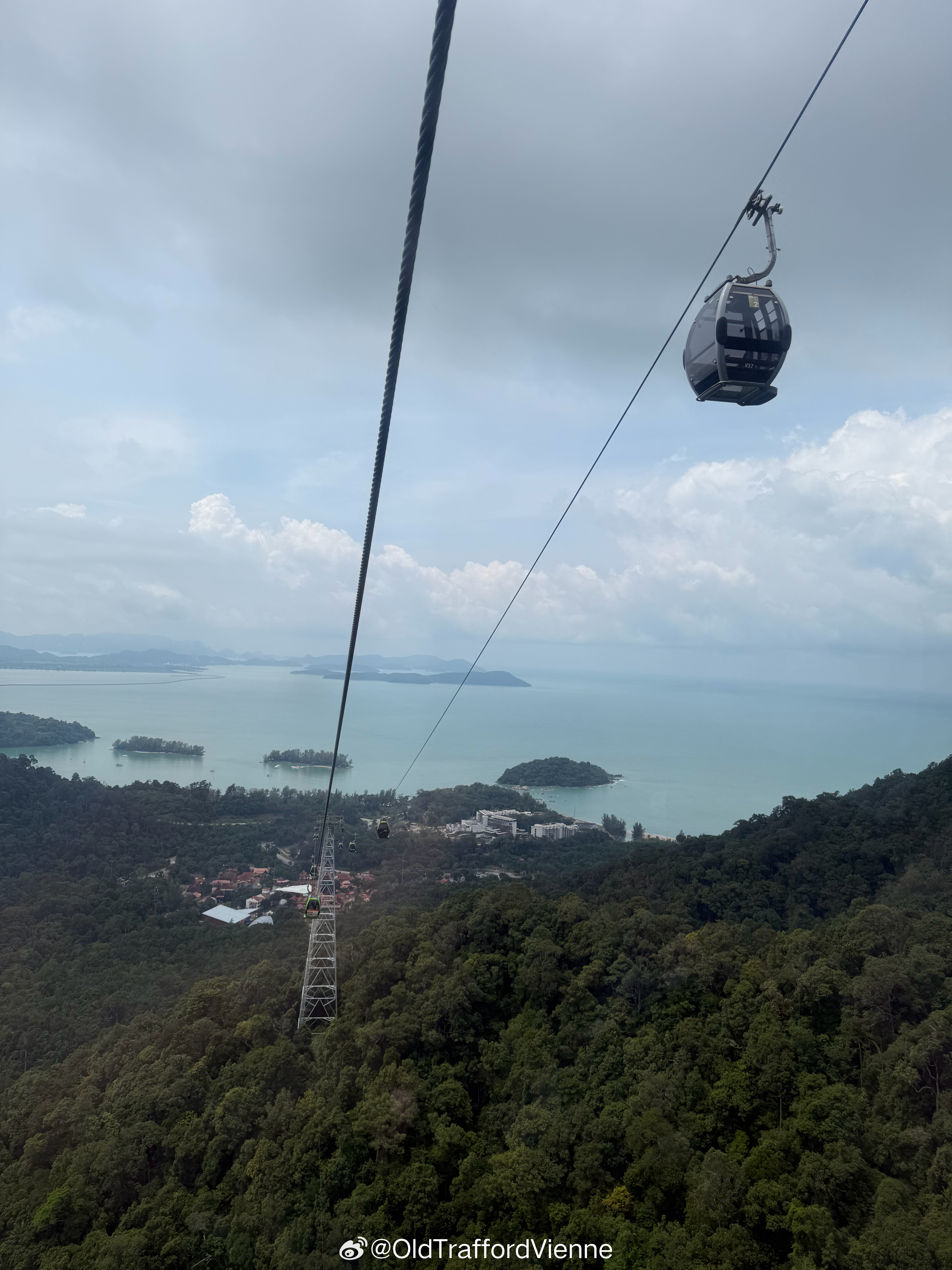 坐缆车到山顶，半小时后开始大雨了  ​​​
