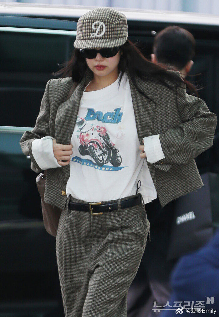 Jennie今日机场出发，穿香奈儿千鸟格套装Jennie今日出发前往中国香港，将
