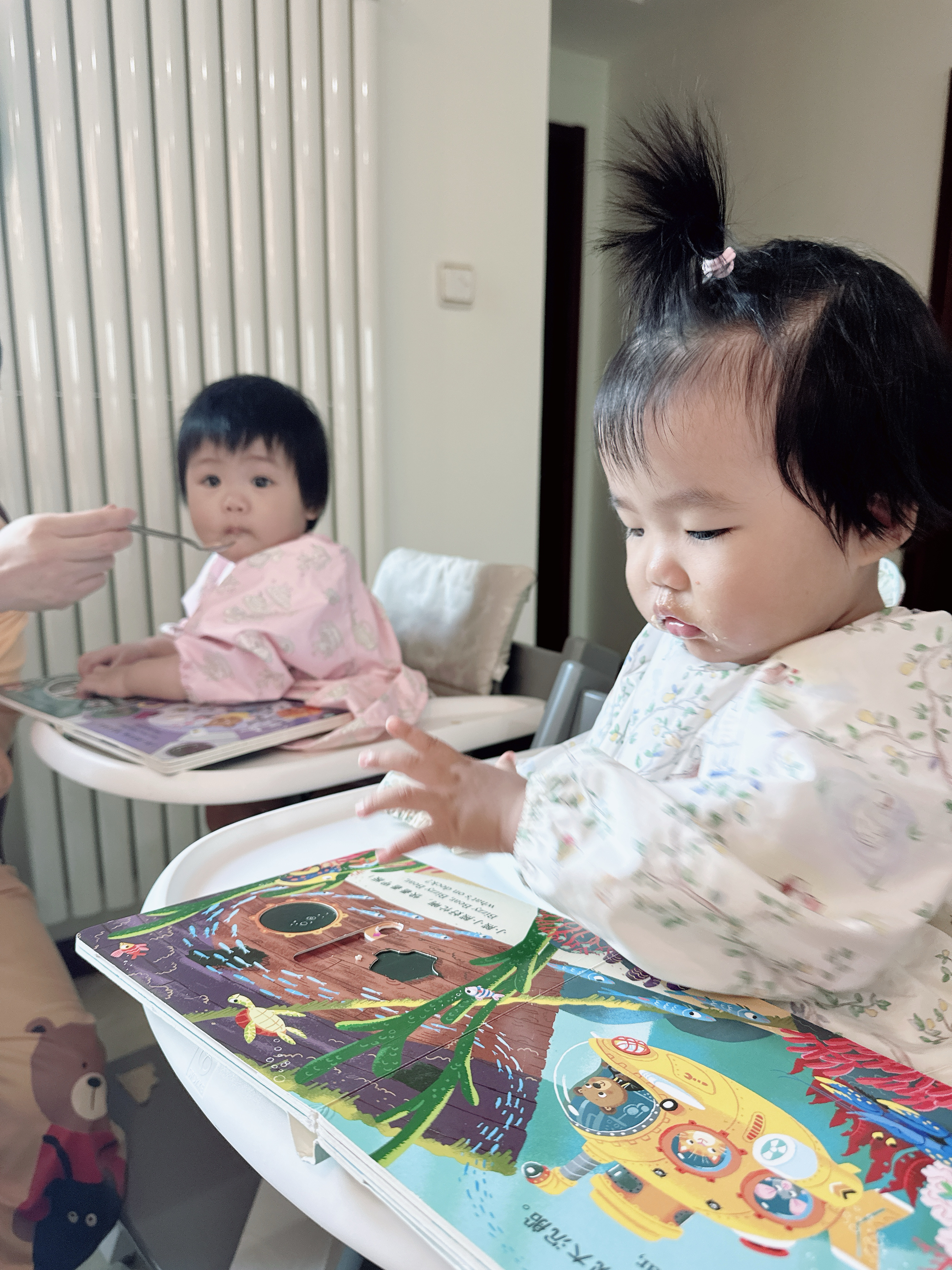 她俩吃着饭还要看书我：怎么能吃饭的时候看书？我爸：那是她们在努力，非常刻苦我：？