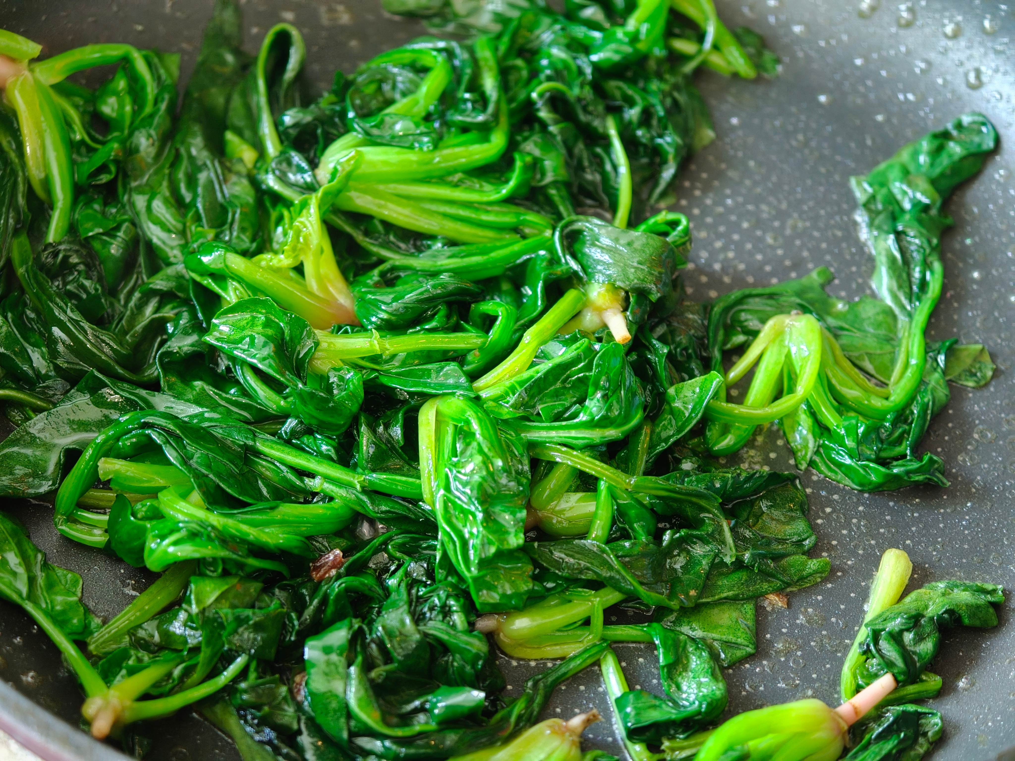 蒸个粗粮，煎俩青花鱼，趁油煎个菠菜，同步打了绿豆油沙豆糙米银耳甜豆浆，青苹果和爱