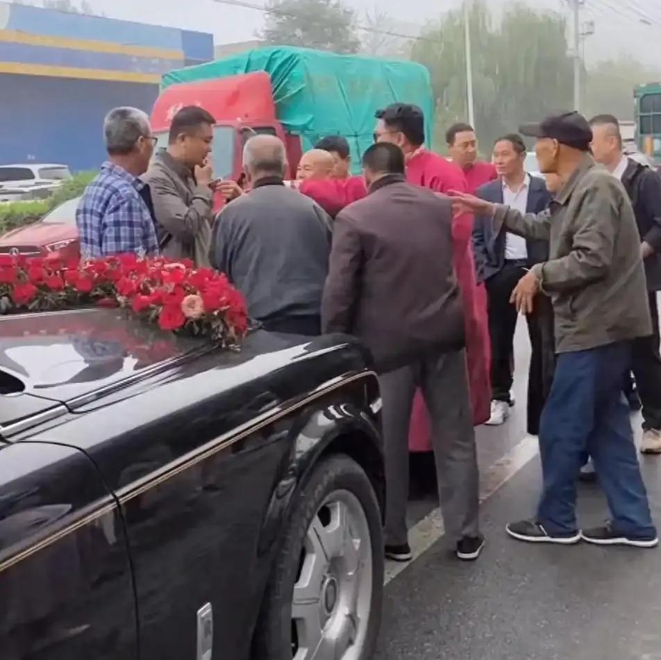 你能想象吗？网上那些拦婚车索要天价财物的视频，简直让人气炸！两辆车横在路上，几个