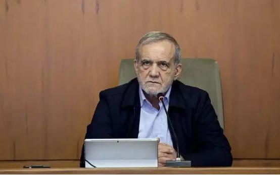 美国刚放话要封死伊朗港口，伊朗总统直接一句话堵得美国哑口无言，谈可以，但别耍霸权