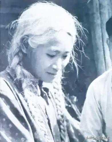 这是年近40岁的真实的“白毛女”罗昌秀的真实照片。以现代的眼光来看，依然是个十足