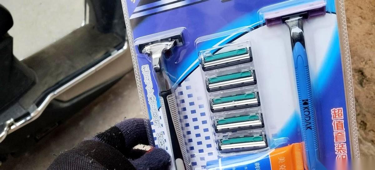 我老公，一个除了上班挣钱，基本已经丧失了社会生存能力的男人。
真的，不是开玩笑。