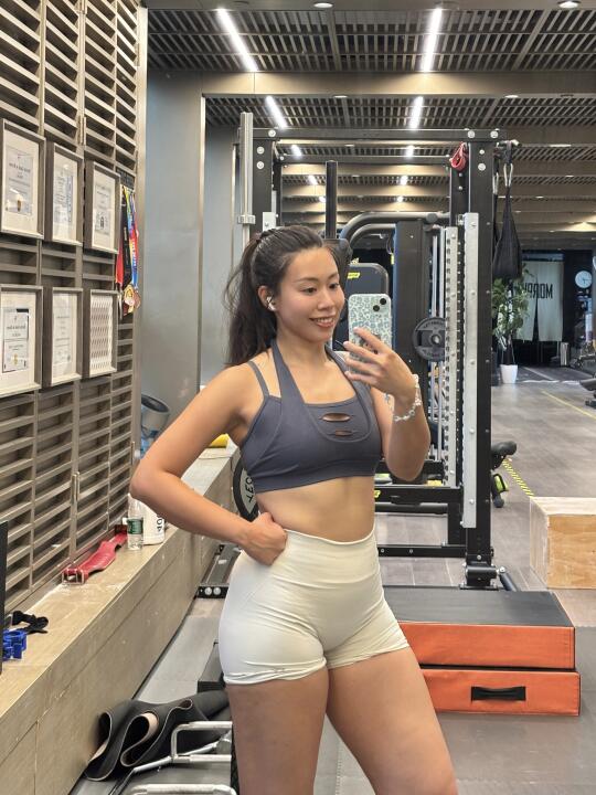 当然是喜欢更强壮的自己啊