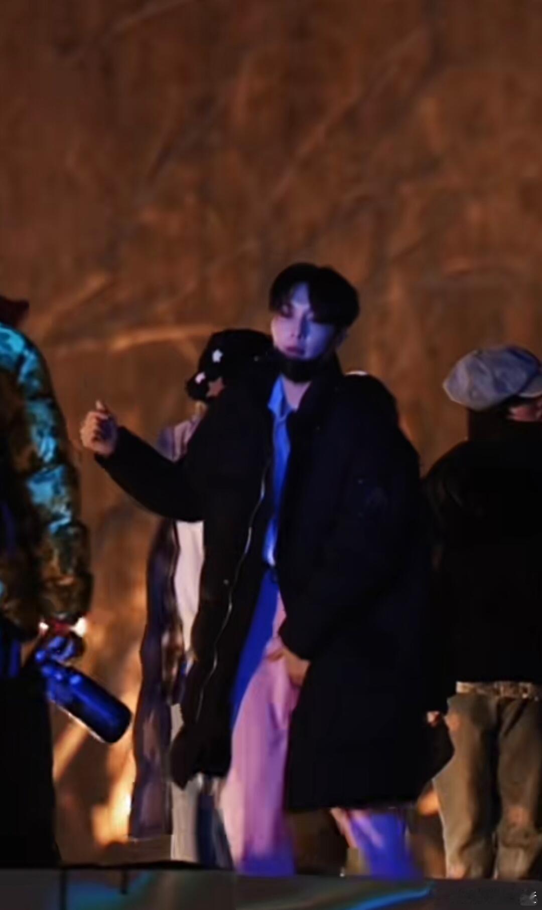 张艺兴新年祝福太超前了 张艺兴的新年祝福总是来得这么及时又暖心！路透里他在岸边向