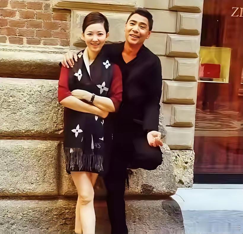 1989年，屠洪刚在美国演出时结识了19岁的中美混血美女黛西，屠洪刚对她一见钟情