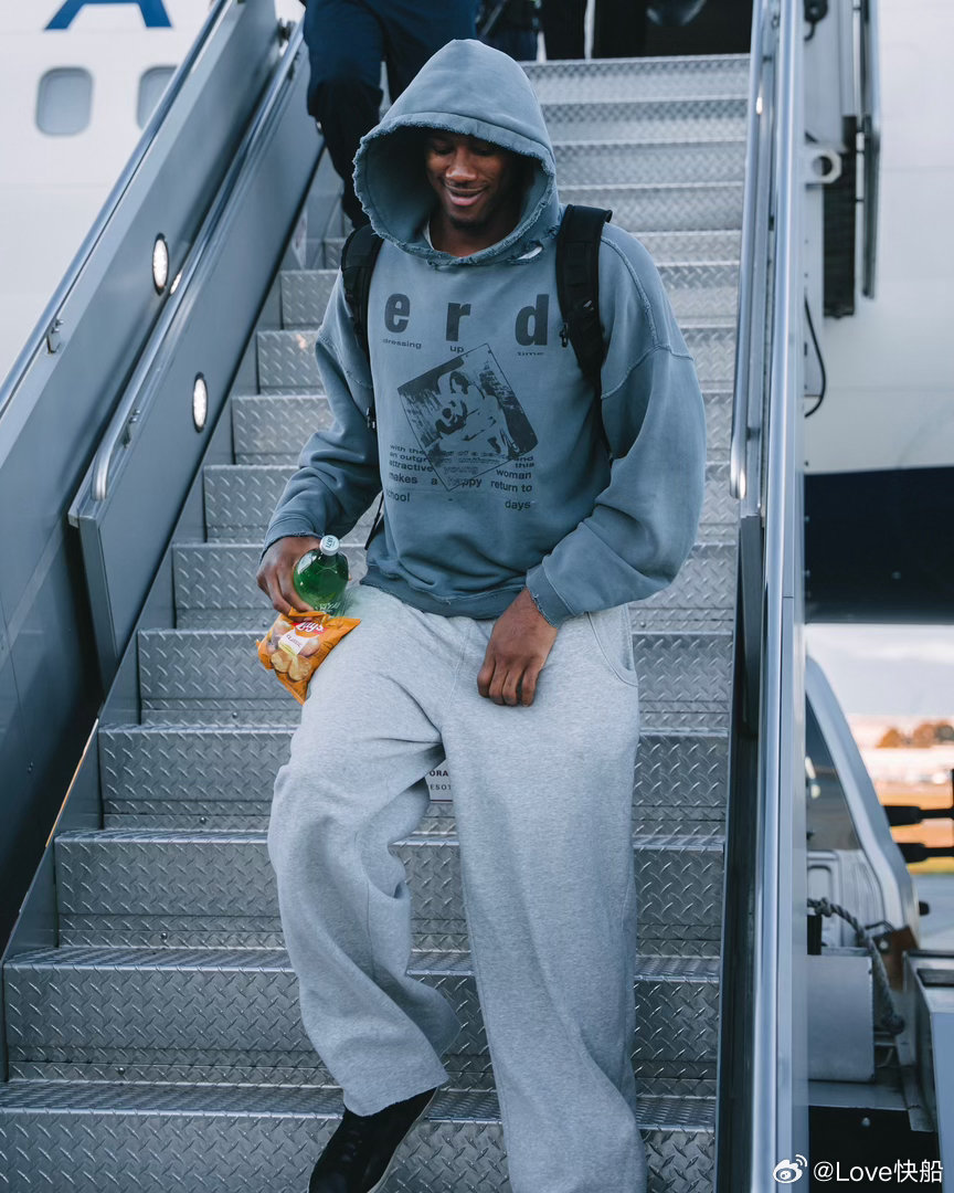 快船全队抵达加拿大准备明天的季前赛！！ 