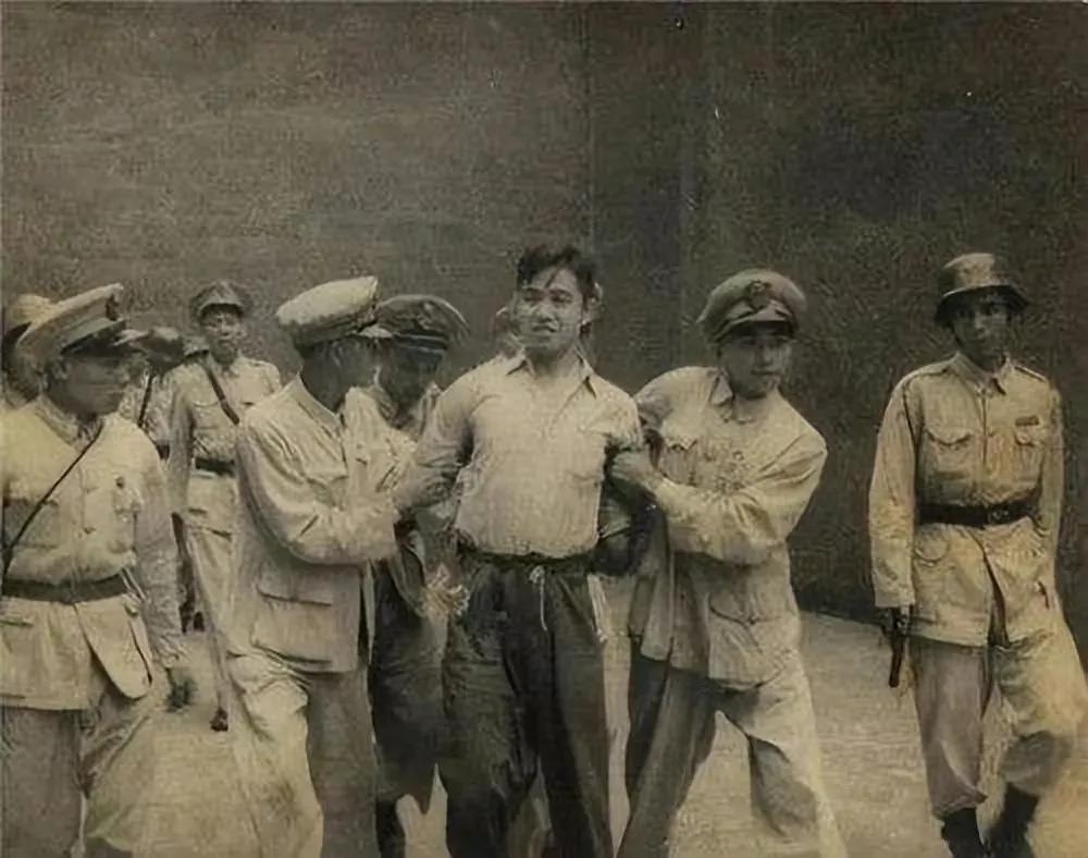 1947年，一位地下党被敌人拉到了刑场。突然，他在人群中看到几个熟悉的身影，不顾