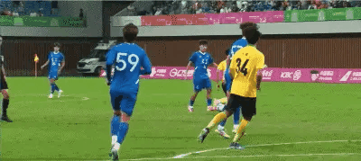 广东队的钟文，小伙子确实有点东西，队内核心了属于是，边路突破手，任意球主罚，基本